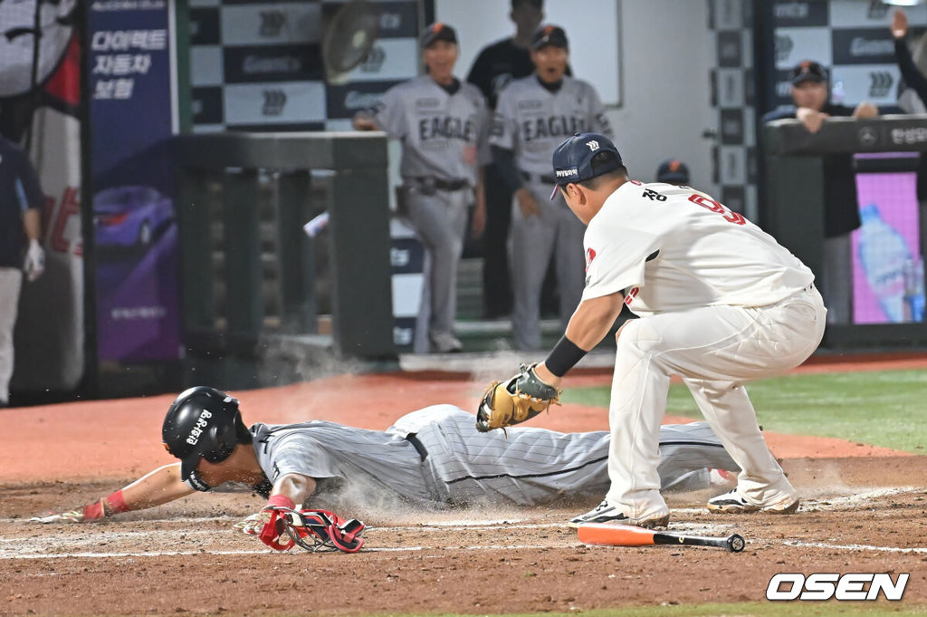 17일 부산 사직야구장에서 2025 신한 SOL 뱅크 KBO 리그 롯데 자이언츠와 한화 이글스의 경기가 열렸다. 홈팀 롯데는 데이비슨이, 방문팀 한화는 와이스가 선발 출전했다.한화 이글스 노시환이 8회초 무사 1,2루 채은성의 3루 번트 안타때 롯데 자이언츠 정훈의 포구 실책을 틈타 홈 쇄도, 득점을 올리고 있다. 2025.06.17 / foto0307@osen.co.kr