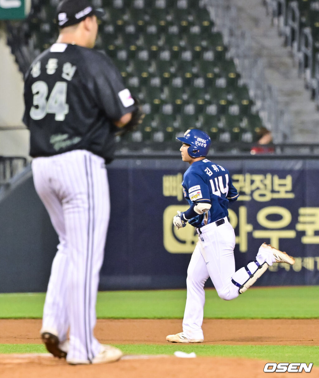 17일 오후 서울 잠실구장에서 ‘2025 신한 SOL BANK KBO리그’ LG 트윈스와 NC 다이노스의 경기가 진행됐다.이날 LG는 에르난데스를, NC는 라일리를 선발투수로 내세웠다.9회초 1사 NC 김휘집이 솔로홈런을 날리고 베이스를 돌고 있다. 2025.06.17 /