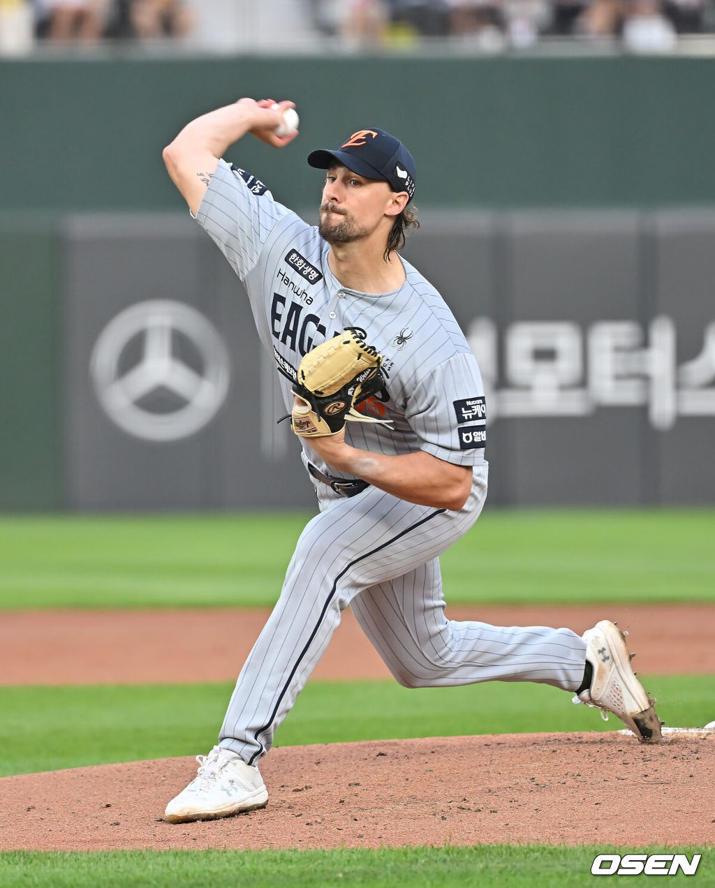 17일 부산 사직야구장에서 2025 신한 SOL 뱅크 KBO 리그 롯데 자이언츠와 한화 이글스의 경기가 열렸다. 홈팀 롯데는 데이비슨이, 방문팀 한화는 와이스가 선발 출전했다.한화 이글스 선발 투수 와이스가 역투하고 있다. 2025.06.17 / foto0307@osen.co.kr