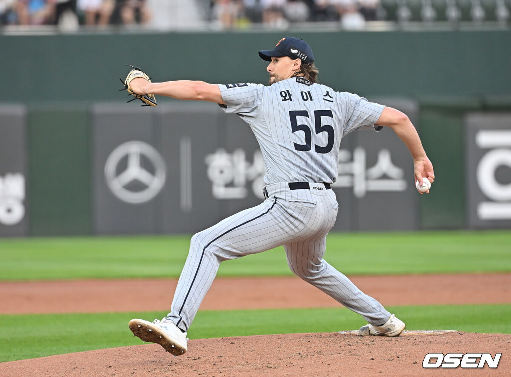 17일 부산 사직야구장에서 2025 신한 SOL 뱅크 KBO 리그 롯데 자이언츠와 한화 이글스의 경기가 열렸다. 홈팀 롯데는 데이비슨이, 방문팀 한화는 와이스가 선발 출전했다.한화 이글스 선발 투수 와이스가 역투하고 있다. 2025.06.17 / foto0307@osen.co.kr