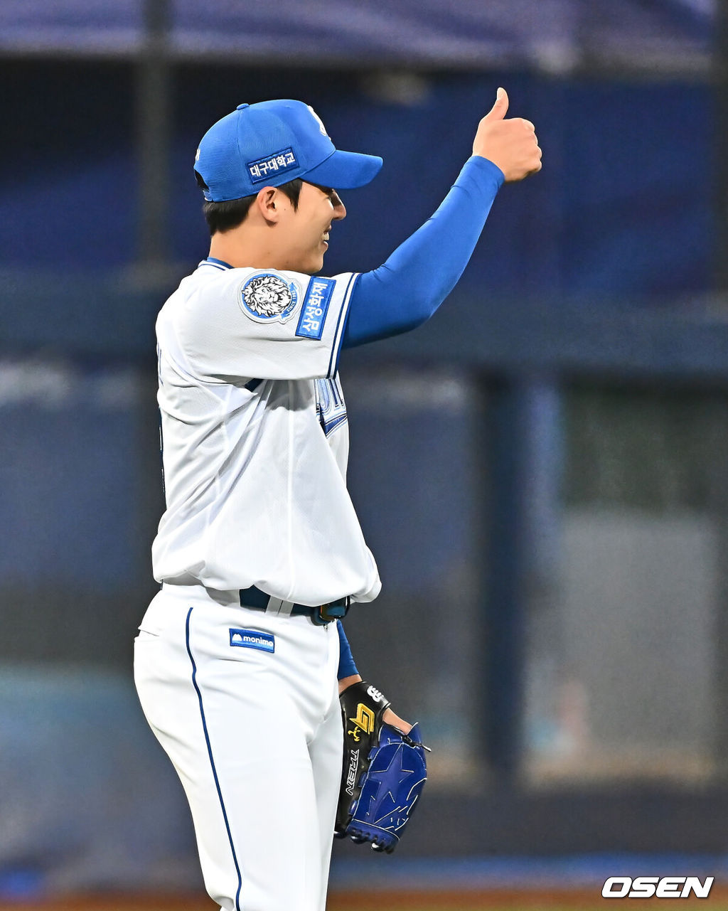 4일 대구삼성라이온즈파크에서 2025 신한 SOL 뱅크 KBO 리그 삼성 라이온즈와 한화 이글스의 경기가 열렸다. 홈팀 삼성은 원태인이, 방문팀 한화는 와이스가 선발 출전했다. 삼성 라이온즈 선발 투수 원태인이 5회초 한화 이글스 채은성의 타구를 잡은 김지찬에게 엄지척을 하고 있다. 2025.04.04 / foto0307@osen.co.kr