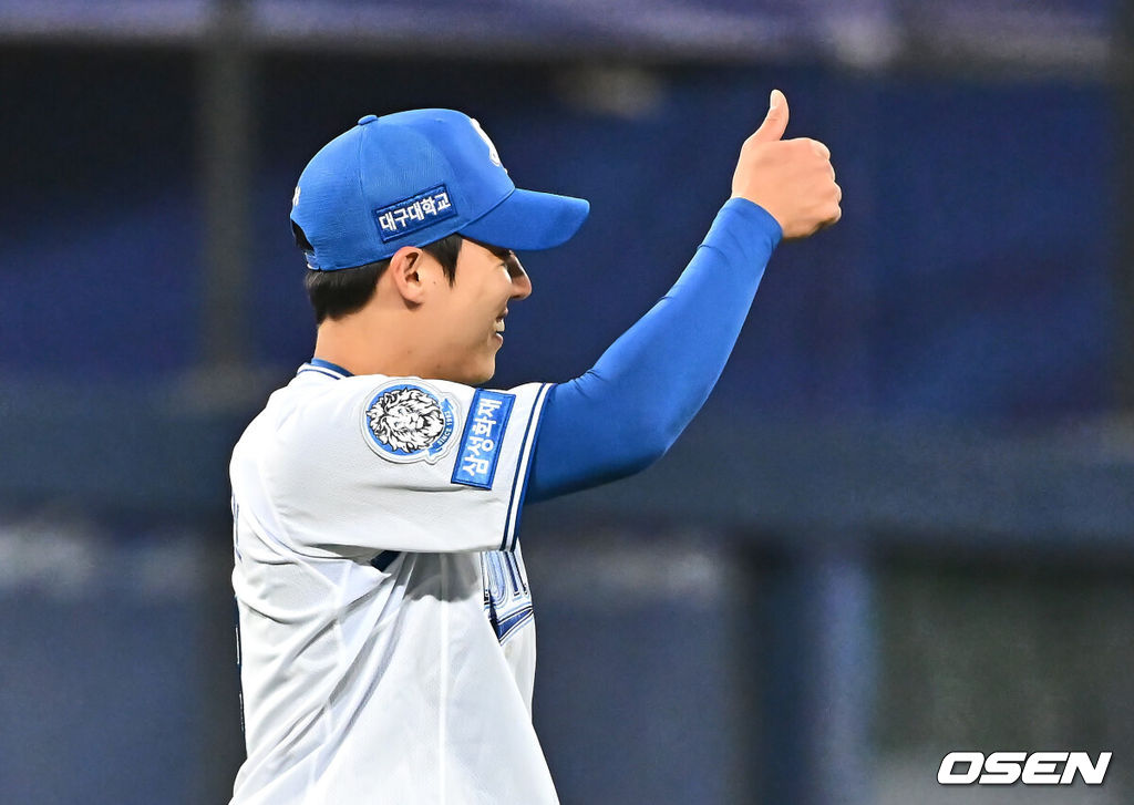 4일 대구삼성라이온즈파크에서 2025 신한 SOL 뱅크 KBO 리그 삼성 라이온즈와 한화 이글스의 경기가 열렸다. 홈팀 삼성은 원태인이, 방문팀 한화는 와이스가 선발 출전했다. 삼성 라이온즈 선발 투수 원태인이 5회초 한화 이글스 채은성의 타구를 잡은 김지찬에게 엄지척을 하고 있다. 2025.04.04 / foto0307@osen.co.kr