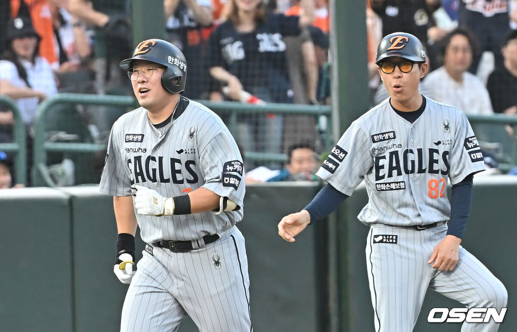 17일 부산 사직야구장에서 2025 신한 SOL 뱅크 KBO 리그 롯데 자이언츠와 한화 이글스의 경기가 열렸다. 홈팀 롯데는 데이비슨이, 방문팀 한화는 와이스가 선발 출전했다.한화 이글스 안치홍이 3회초 2사 1,3루 중월 3점 홈런을 치고 하이파이브를 하고 있다. 2025.06.17 / foto0307@osen.co.kr