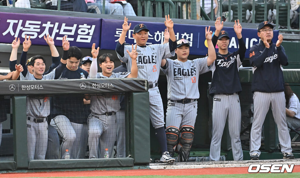 17일 부산 사직야구장에서 2025 신한 SOL 뱅크 KBO 리그 롯데 자이언츠와 한화 이글스의 경기가 열렸다. 홈팀 롯데는 데이비슨이, 방문팀 한화는 와이스가 선발 출전했다.한화 이글스 선수들이 3회초 2사 1,3루 중월 3점 홈런을 친 안치홍에게 세리머니를 하고 있다. 2025.06.17 / foto0307@osen.co.kr