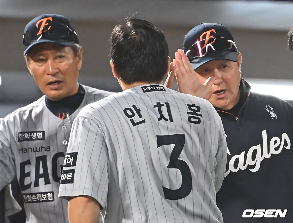 17일 부산 사직야구장에서 2025 신한 SOL 뱅크 KBO 리그 롯데 자이언츠와 한화 이글스의 경기가 열렸다. 홈팀 롯데는 데이비슨이, 방문팀 한화는 와이스가 선발 출전했다.한화 이글스 김경문 감독이 롯데 자이언츠에 6-0으로 승리한 후 안치홍과 하이파이브를 하고 있다. 2025.06.17 / foto0307@osen.co.kr