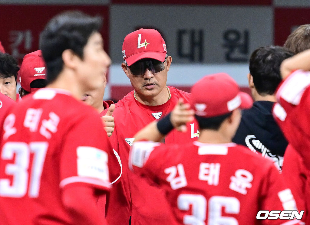 프로야구 SSG 랜더스가 2연승으로 한 주를 기분 좋게 시작했다. 키움 히어로즈는 6연패에 빠졌다.SSG는 17일 서울 고척스카이돔에서 열린 ‘2025 신한은행 SOL Bank KBO리그’ 키움과의 경기에서 11-1로 승리하고 2연승을 달성했다. 선발투수 미치 화이트는 최고 시속 154km에 달하는 빠른 공을 앞세워 6이닝 3피안타 1볼넷 1사구 6탈삼진 무실점 호투로 시즌 5승을 수확했다.경기를 마치고 승리한 SSG 선수들과 이숭용 감독을 비롯한 코칭스태프가 인사를 나누고 있다. 2025.06.17 / dreamer@osen.co.kr