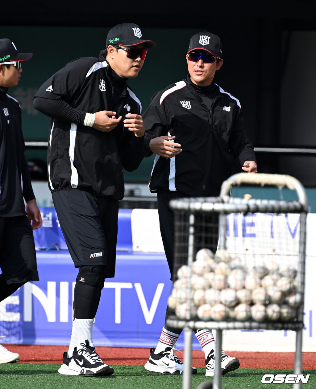 11일 오후 수원KT위즈파크에서 2025 신한 SOL뱅크 KBO 리그 시범경기 KT 위즈와 키움 히어로즈의 경기가 열렸다.KBO리그 10개 구단은 오는 18일까지 시범경기 10경기를 소화한다. 2025시즌 개막전은 오는 22일 개최된다. 개막전 매치업은 LG-롯데(서울 잠실구장), KIA-NC(광주-기아챔피언스필드), SSG-두산(인천 SSG랜더스필드), KT-한화(수원 KT위즈파크), 삼성-키움(대구 삼성라이온즈파크)이다.KT 오재일, 황재균이 훈련을 하고 있다. 2025.03.11 / 
