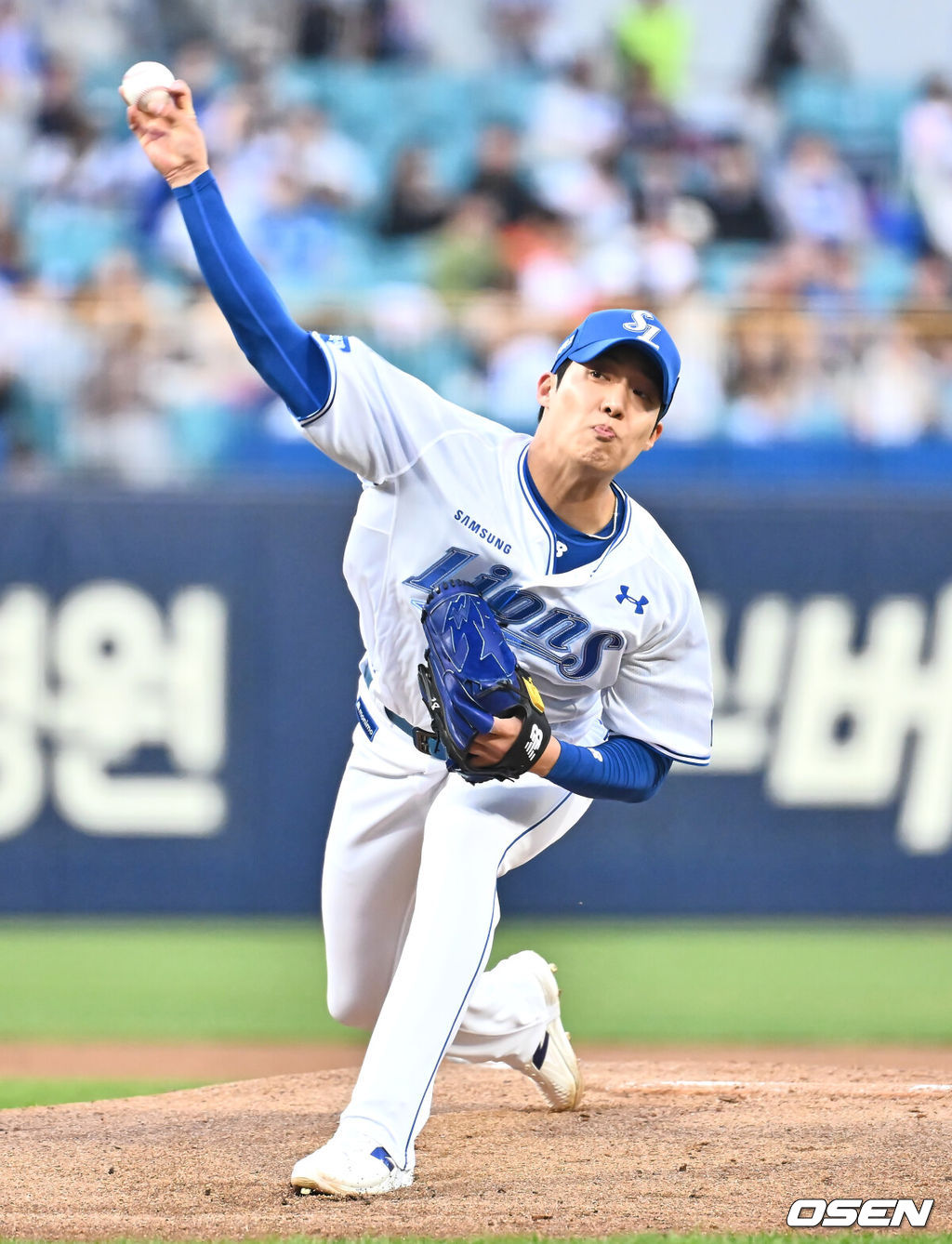 4일 대구삼성라이온즈파크에서 2025 신한 SOL 뱅크 KBO 리그 삼성 라이온즈와 한화 이글스의 경기가 열렸다. 홈팀 삼성은 원태인이, 방문팀 한화는 와이스가 선발 출전했다. 삼성 라이온즈 선발 투수 원태인이 역투하고 있다. 2025.04.04 / foto0307@osen.co.kr