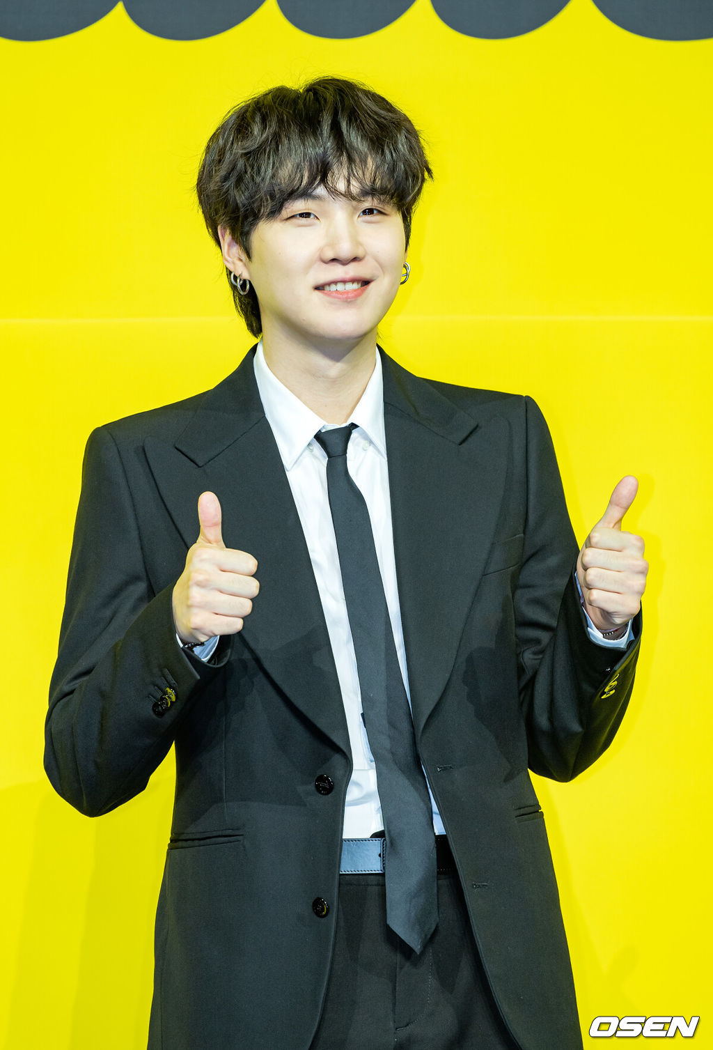 21일 오후 서울 송파구 올림픽공원 올림픽홀에서 방탄소년단(BTS)의 새 디지털 싱글 'Butter' 발매 기념 글로벌 기자간담회 포토타임이 진행됐다.그룹 방탄소년단(RM, 진, 슈가, 제이홉, 지민, 뷔, 정국)의 새 싱글 'Butter'는 오늘(21일) 오후 1시(한국시각)에 전 세계 동시에 발매된다. 방탄소년단의 새 디지털 싱글 'Butter'는 마음을 흔드는 방탄소년단의 귀여운 고백을 담은 청량하고 중독성 강한 댄스 팝 장르의 서머송이다. 버터처럼 부드럽게 스며드는 방탄소년단의 독보적인 매력을 느낄 수 있는 곡으로 방탄소년단만의 음악적 스타일을 더한 것으로 알려져 기대를 모으고 있다.방탄소년단(BTS) 슈가 무대 위에서 포토타임을 갖고 있다./ rumi@osen.co.kr