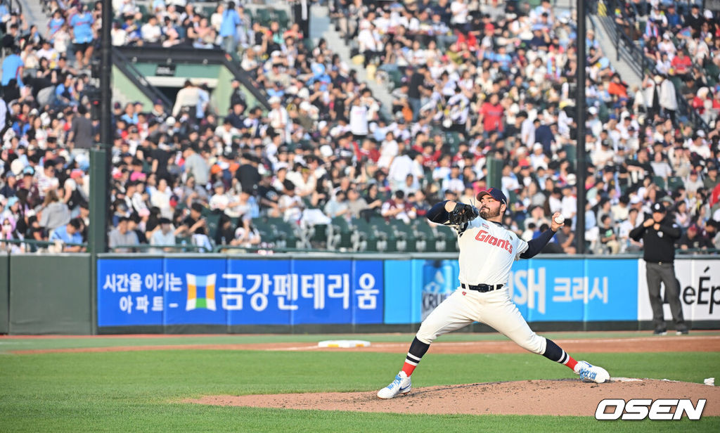 3일 부산 사직야구장에서 2025 신한 SOL 뱅크 KBO 리그 롯데 자이언츠와 키움 히어로즈의 경기가 열렸다. 홈팀 롯데는 감보아가, 방문팀 키움은 김연주가 선발 출전했다.롯데 자이언츠 선발 투수 감보아가 역투하고 있다. 2025.06.03 / foto0307@osen.co.kr