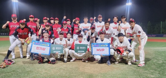 인터미션은 15-3으로 P.O.M을 물리치고 파죽의 4연승(승점12)으로 단독선두에 나섰다. 김승회는 팀의 4경기 모두 선발로 나서 승리를 거뒀다. / 한스타미디어
