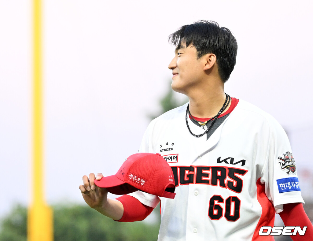 17일 오후 광주-기아 챔피언스필드에서 2025 신한 SOL Bank KBO리그 KIA 타이거즈와 KT 위즈의 경기가 열렸다.KIA는 김도현, KT는 헤이수스를 선발 투수로 내세웠다.3회말 공수교대 때 KIA 김도현이 더그아웃으로 가며 호수비를 펼친 이창진에게 고마움을 표하고 있다. 2025.06.17 /sunday@osen.co.kr
