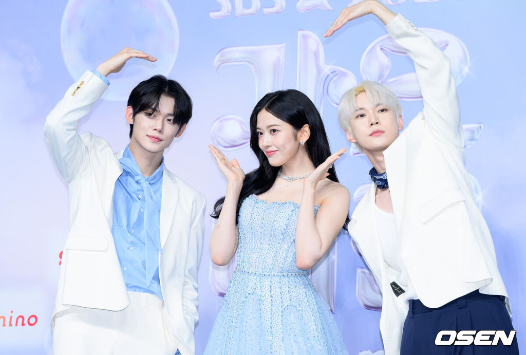 21일 오후 인천 영종도 인스파이어 아레나에서 ‘2024 SBS 가요대전 서머(2024 SBS 가요대전 Summer)’ 블루카펫 행사가 열렸다.‘2024 SBS 가요대전 Summer’는 잔나비를 비롯해 NCT 127, 온앤오프, Stray Kids, (여자)아이들, 투모로우바이투게더, 이영지, CRAVITY, WOOAH, STAYC, 엔하이픈, NMIXX, IVE, 르세라핌, 뉴진스, xikers, KISS OF LIFE, ZEROBASEONE, NCT WISH, 아일릿까지 총 20팀의 아티스트가 출연한다.투모로우바이투게더 연준, 아이브 안유진, NCT 도영이 블루카펫을 밟고 있다. 2024.07.21 /sunday@osen.co.kr