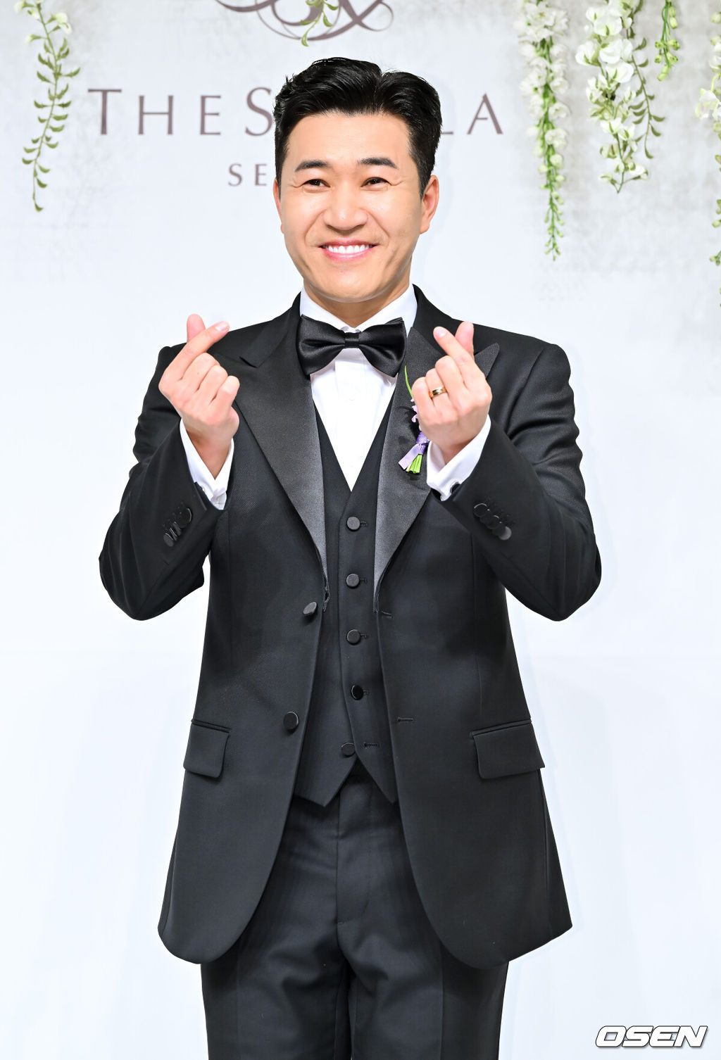 가수 김종민은 20일 서울 중구 장충동 신라호텔 영빈관에서 11살 연하 예비 신부와 결혼식을 올린다.예비 신부가 비연예인인 만큼 혼자 포토월에 서는 김종민은 간단한 인터뷰에 응하며 간단한 소감을 전했다. 김종민이 포즈를 취하고 있다. 2025.04.20 / soul1014@osen.co.kr