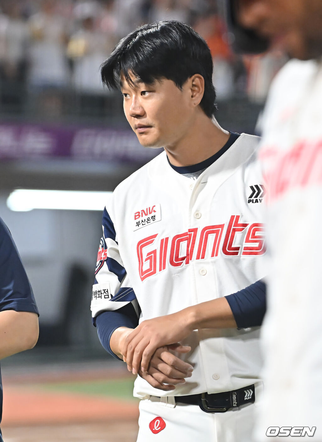 17일 부산 사직야구장에서 2025 신한 SOL 뱅크 KBO 리그 롯데 자이언츠와 한화 이글스의 경기가 열렸다. 홈팀 롯데는 데이비슨이, 방문팀 한화는 와이스가 선발 출전했다.롯데 자이언츠 손호영이 경기를 마친 후 정보근과 손을 가리키며 얘기하고 있다. 2025.06.17 / foto0307@osen.co.kr