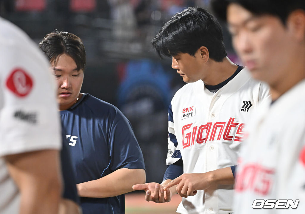 17일 부산 사직야구장에서 2025 신한 SOL 뱅크 KBO 리그 롯데 자이언츠와 한화 이글스의 경기가 열렸다. 홈팀 롯데는 데이비슨이, 방문팀 한화는 와이스가 선발 출전했다.롯데 자이언츠 손호영이 경기를 마친 후 정보근과 손을 가리키며 얘기하고 있다. 2025.06.17 / foto0307@osen.co.kr