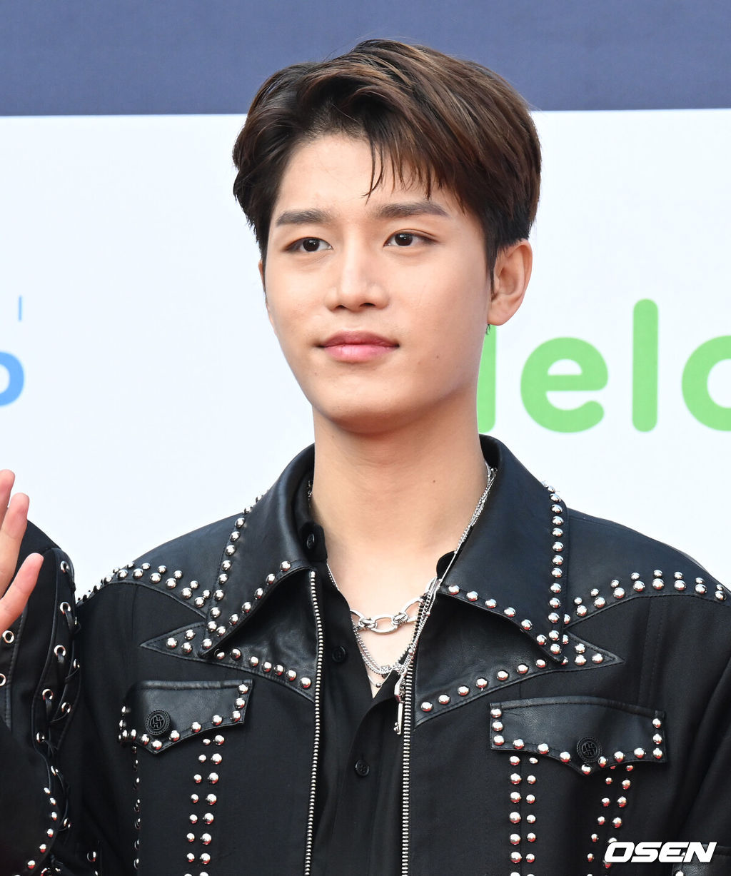 27일 오후 서울 송파구 잠실 실내체육관에서 '제11회 가온차트 뮤직 어워즈'에 앞서 레드카펫 포토월 행사가 진행됐다.NCT 127 태일이 레드카펫을 밟으며 포즈를 취하고 있다. 2022.01.27 /cej@osen.co.kr
