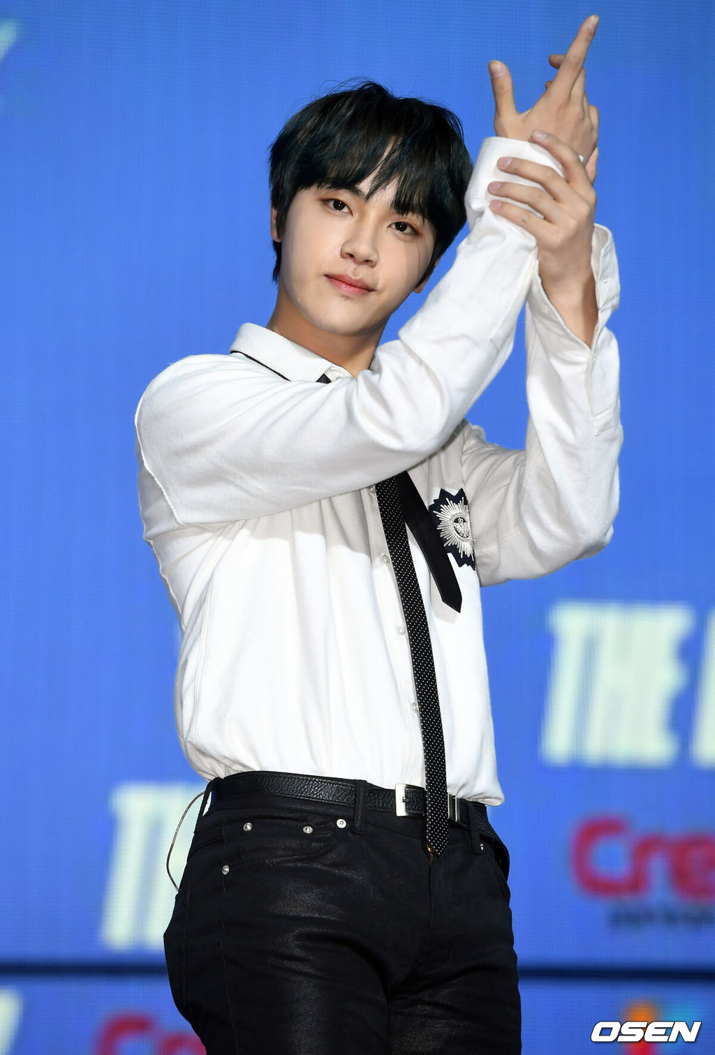 29일 오후 서울 동대문구 경희대학교 평화의 전당에서 진행된 더보이즈(THE BOYZ) 미니 3집 앨범 '디 온리(THE ONLY)' 컴백 쇼케이스에서 더보이즈 주학년이 포토타임을 갖고 있다./ rumi@osen.co.kr