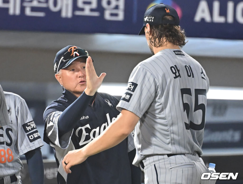 17일 부산 사직야구장에서 2025 신한 SOL 뱅크 KBO 리그 롯데 자이언츠와 한화 이글스의 경기가 열렸다. 홈팀 롯데는 데이비슨이, 방문팀 한화는 와이스가 선발 출전했다.한화 이글스 김경문 감독이 롯데 자이언츠에 6-0으로 승리한 후 와이스와 하이파이브를 하고 있다. 2025.06.17 / foto0307@osen.co.kr