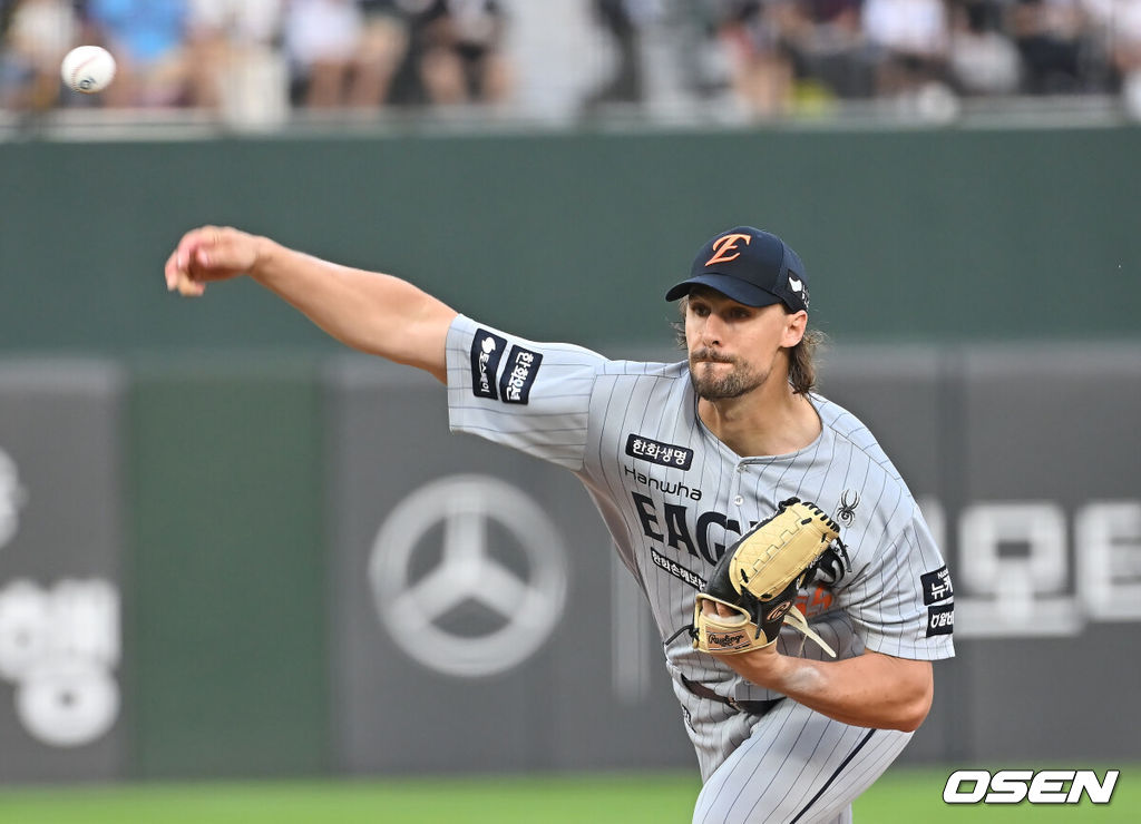 17일 부산 사직야구장에서 2025 신한 SOL 뱅크 KBO 리그 롯데 자이언츠와 한화 이글스의 경기가 열렸다. 홈팀 롯데는 데이비슨이, 방문팀 한화는 와이스가 선발 출전했다.한화 이글스 선발 투수 와이스가 역투하고 있다. 2025.06.17 / foto0307@osen.co.kr