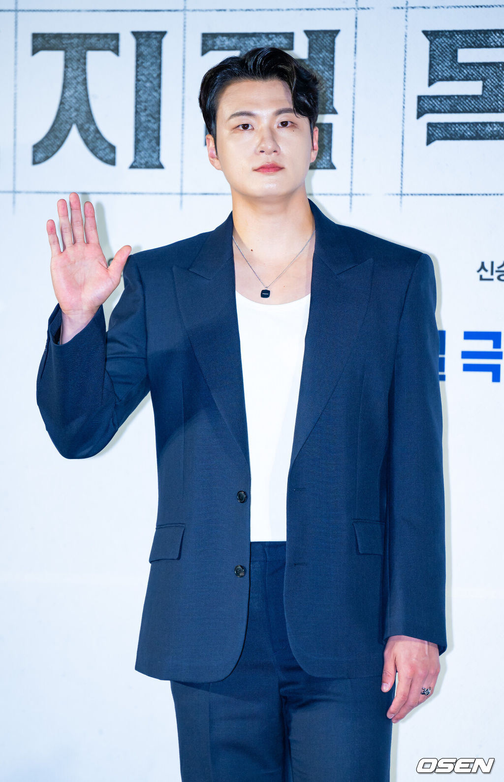 17일 서울 광진구 롯데시네마 건대입구에서 영화 '전지적 독자 시점' 제작보고회가 열렸다.배우 안효섭, 이민호, 채수빈, 신승호, 나나 주연의 영화 '전지적 독자 시점'(감독 김병우)은 10년 이상 연재된 소설이 완결된 날 소설 속 세계가 현실이 되어 버리고, 유일한 독자였던 ‘김독자’가 소설의 주인공 ‘유중혁’ 그리고 동료들과 함께 멸망한 세계에서 살아남기 위한 판타지 액션 영화다. 배우 신승호가 포토타임을 갖고 있다. 2025.06.17 /rumi@osen.co.kr