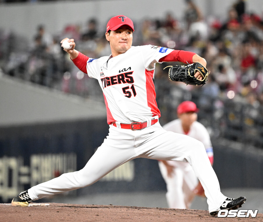 18일 오후 광주-기아 챔피언스필드에서 2025 신한 SOL Bank KBO리그 KIA 타이거즈와 KT 위즈의 경기가 열렸다.KIA는 윤영철, KT는 소형준을 선발 투수로 내세웠다.6회초 무사에서 KIA 전상현이 역투하고 있다. 2025.06.18 /sunday@osen.co.kr