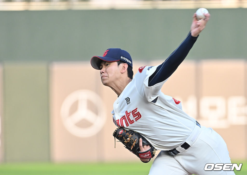 18일 부산 사직야구장에서 2025 신한 SOL 뱅크 KBO 리그 롯데 자이언츠와 한화 이글스의 경기가 열렸다. 홈팀 롯데는 홍민기가, 방문팀 한화는 엄상백이 선발 출전했다.롯데 자이언츠 선발 투수 홍민기가 역투하고 있다. 2025.06.18 / foto0307@osen.co.kr