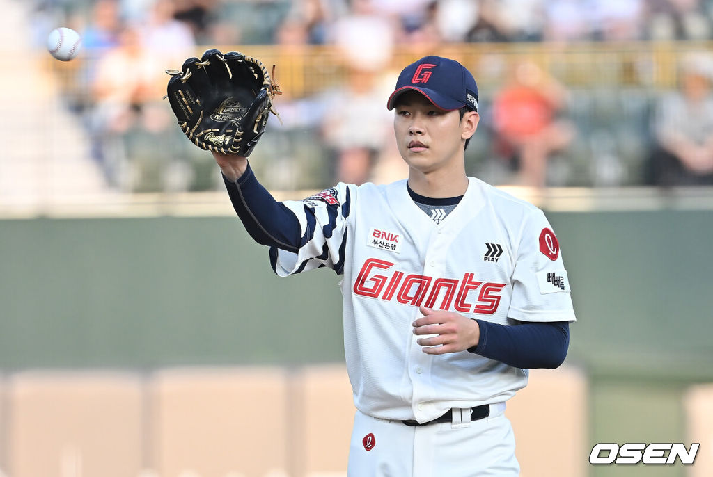 18일 부산 사직야구장에서 2025 신한 SOL 뱅크 KBO 리그 롯데 자이언츠와 한화 이글스의 경기가 열렸다. 홈팀 롯데는 홍민기가, 방문팀 한화는 엄상백이 선발 출전했다.롯데 자이언츠 선발 투수 홍민기가 볼을 받고 있다. 2025.06.18 / foto0307@osen.co.kr