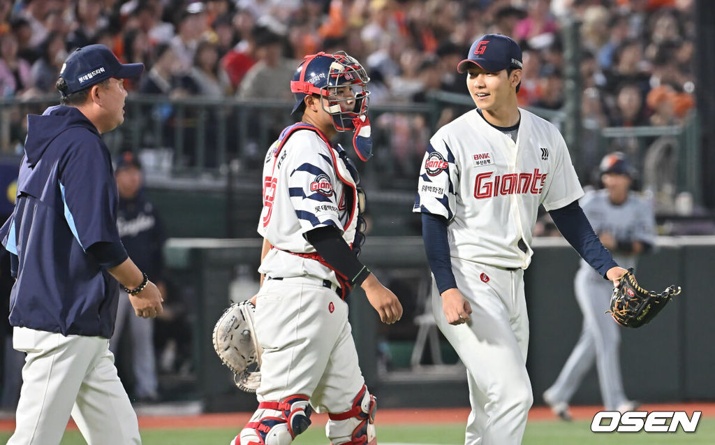 18일 부산 사직야구장에서 2025 신한 SOL 뱅크 KBO 리그 롯데 자이언츠와 한화 이글스의 경기가 열렸다. 홈팀 롯데는 홍민기가, 방문팀 한화는 엄상백이 선발 출전했다.롯데 자이언츠 선발 투수 홍민기가 5회초 교체를 위해 마운드에 오르는 주형광 코치를 바라보고 있다. 2025.06.18 / foto0307@osen.co.kr