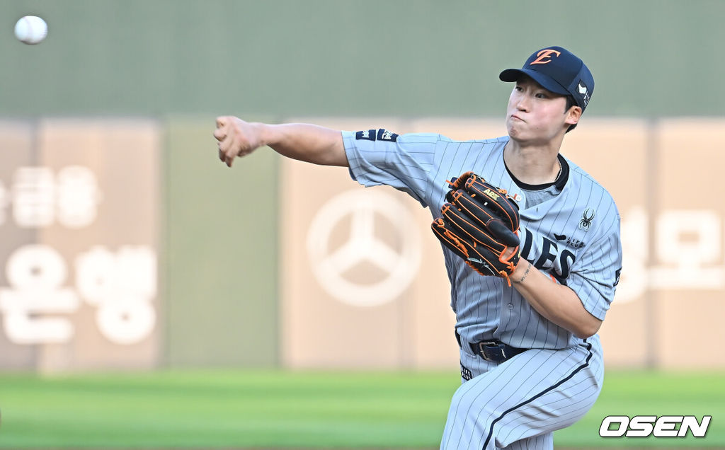 18일 부산 사직야구장에서 2025 신한 SOL 뱅크 KBO 리그 롯데 자이언츠와 한화 이글스의 경기가 열렸다. 홈팀 롯데는 홍민기가, 방문팀 한화는 엄상백이 선발 출전했다.한화 이글스 선발 투수 엄상백이 역투하고 있다. 2025.06.18 / foto0307@osen.co.kr