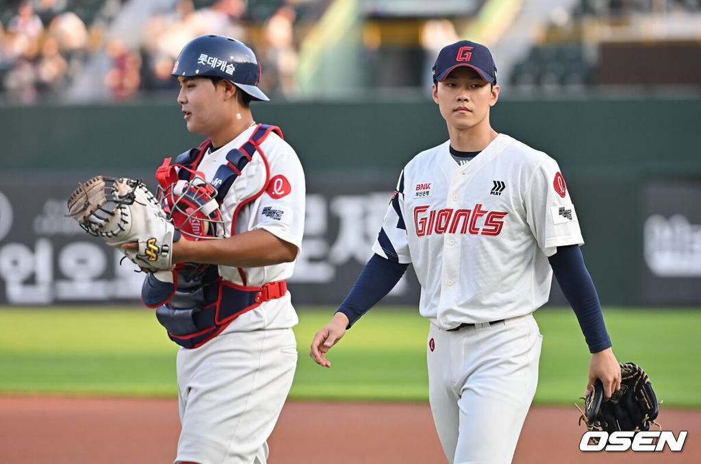18일 부산 사직야구장에서 2025 신한 SOL 뱅크 KBO 리그 롯데 자이언츠와 한화 이글스의 경기가 열렸다. 홈팀 롯데는 홍민기가, 방문팀 한화는 엄상백이 선발 출전했다.롯데 자이언츠 선발 투수 홍민기와 박재엽이 첫 선발 출전하고 있다. 2025.06.18 / foto0307@osen.co.kr