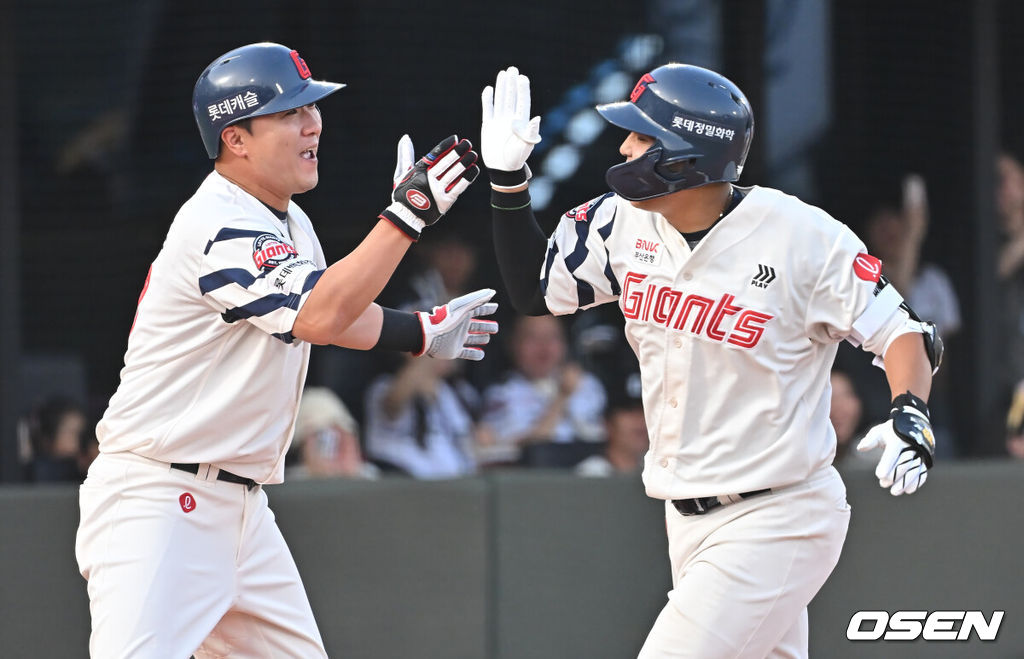18일 부산 사직야구장에서 2025 신한 SOL 뱅크 KBO 리그 롯데 자이언츠와 한화 이글스의 경기가 열렸다. 홈팀 롯데는 홍민기가, 방문팀 한화는 엄상백이 선발 출전했다.롯데 자이언츠 박재엽이 2회말 2사 1,2루 좌월 3점 홈런을 치고 하이파이브를 하고 있다. 2025.06.18 / foto0307@osen.co.kr