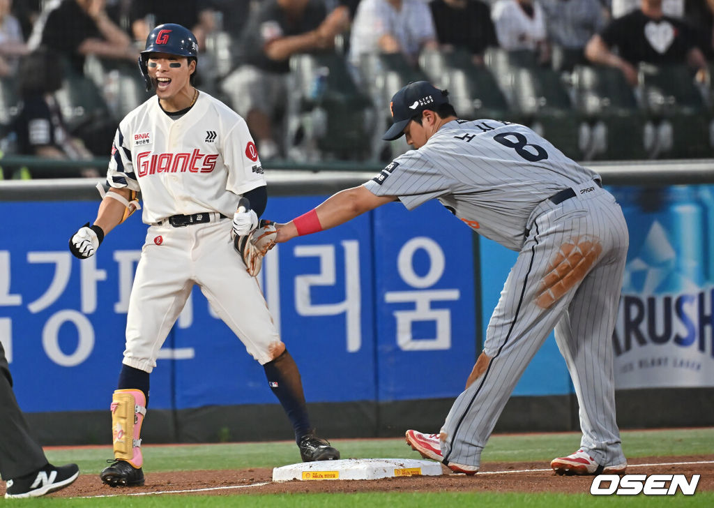 18일 부산 사직야구장에서 2025 신한 SOL 뱅크 KBO 리그 롯데 자이언츠와 한화 이글스의 경기가 열렸다. 홈팀 롯데는 홍민기가, 방문팀 한화는 엄상백이 선발 출전했다.롯데 자이언츠 김동혁이 4회말 2사 1,3루 좌중간 2타점 3루타를 치고 환호하고 있다. 2025.06.18 / foto0307@osen.co.kr
