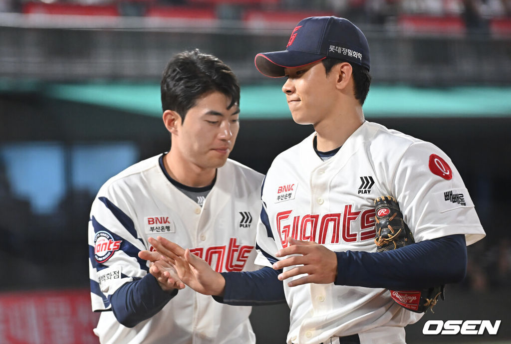 18일 부산 사직야구장에서 2025 신한 SOL 뱅크 KBO 리그 롯데 자이언츠와 한화 이글스의 경기가 열렸다. 홈팀 롯데는 홍민기가, 방문팀 한화는 엄상백이 선발 출전했다.롯데 자이언츠 선발 투수 홍민기가 5회초 교체되고 있다. 2025.06.18 / foto0307@osen.co.kr