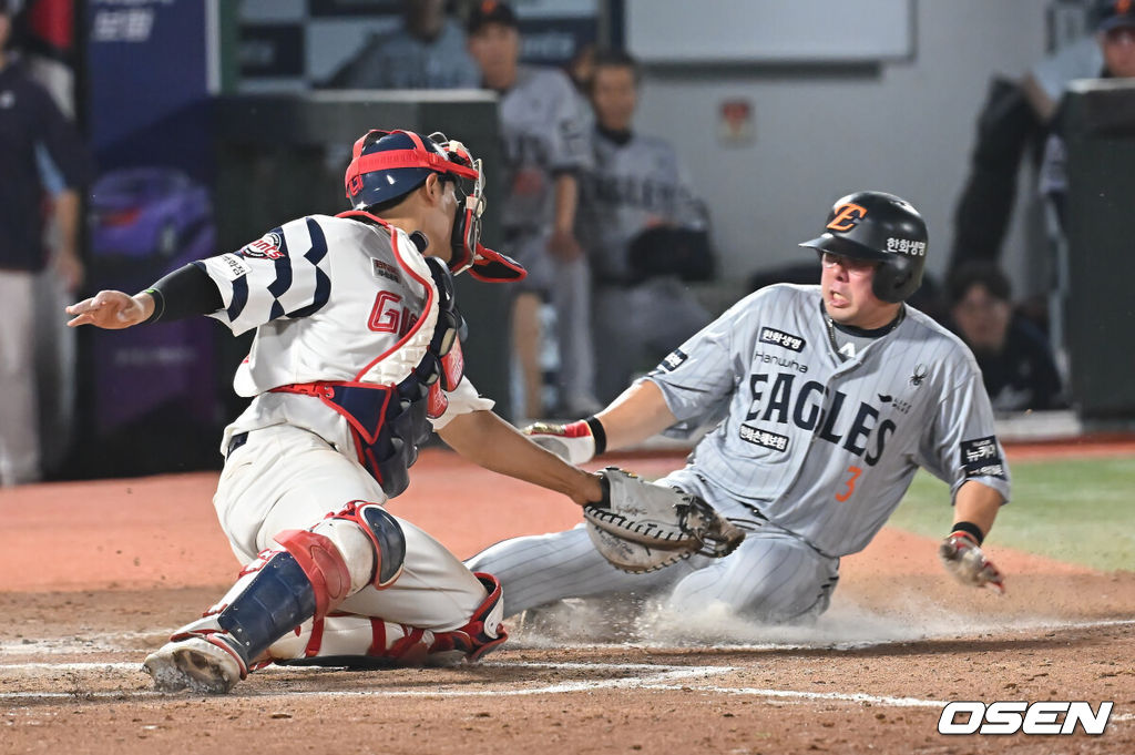 18일 부산 사직야구장에서 2025 신한 SOL 뱅크 KBO 리그 롯데 자이언츠와 한화 이글스의 경기가 열렸다. 홈팀 롯데는 홍민기가, 방문팀 한화는 엄상백이 선발 출전했다.한화 이글스 안치홍이 8회초 1사 1,3루 노시환의 우익수 희생플라이때 홈 쇄도, 득점을 올리고 있다. 2025.06.18 / foto0307@osen.co.kr
