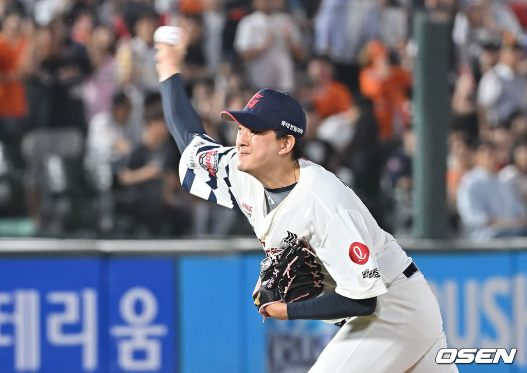 18일 부산 사직야구장에서 2025 신한 SOL 뱅크 KBO 리그 롯데 자이언츠와 한화 이글스의 경기가 열렸다. 홈팀 롯데는 홍민기가, 방문팀 한화는 엄상백이 선발 출전했다.롯데 자이언츠 김원중이 역투하고 있다. 2025.06.18 / foto0307@osen.co.kr