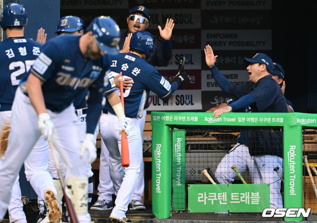 18일 오후 서울 잠실구장에서 ‘2025 신한 SOL BANK KBO리그’ LG 트윈스와 NC 다이노스의 경기가 열렸다.이날 LG는 치리노스를, NC는 김녹원을 선발투수로 내세웠다.3회초 2사 만루 NC 박민우의 2타점 적시타에 득점을 올린 고승완이 이호준 감독의 환영을 받고 있다. 2025.06.18 /cej@osen.co.kr