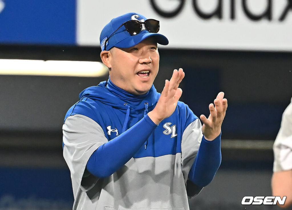 27일 대구삼성라이온즈파크에서 2025 신한 SOL 뱅크 KBO 리그 삼성 라이온즈와 롯데 자이언츠의 경기가 열렸다. 홈팀 삼성은 후라도가, 방문팀 롯데는 감보아가 선발 출전했다. 삼성 라이온즈 박진만 감독이 롯데 자이언츠에 7-3으로 승리한 후 선수들에게 칭찬의 박수를 보내고 있다. 2025.05.27 / foto0307@osen.co.kr