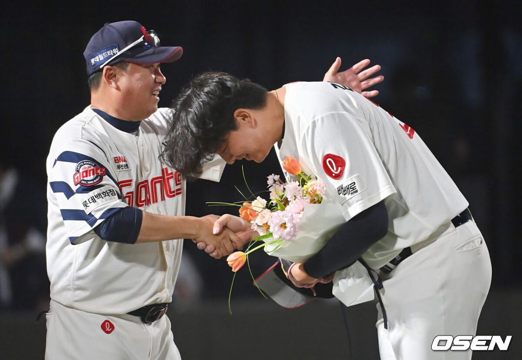 18일 부산 사직야구장에서 2025 신한 SOL 뱅크 KBO 리그 롯데 자이언츠와 한화 이글스의 경기가 열렸다. 홈팀 롯데는 홍민기가, 방문팀 한화는 엄상백이 선발 출전했다.롯데 자이언츠 김원중이 한화 이글스에 6-3으로 승리, 팀 최초 150 세이브를 달성하고 김태형 감독으로부터 축하 꽃다발을 받고 있다. 2025.06.18 / foto0307@osen.co.kr