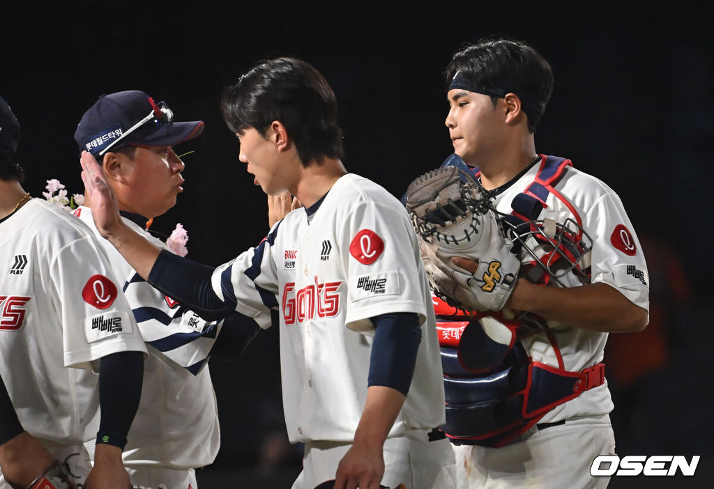 18일 부산 사직야구장에서 2025 신한 SOL 뱅크 KBO 리그 롯데 자이언츠와 한화 이글스의 경기가 열렸다. 홈팀 롯데는 홍민기가, 방문팀 한화는 엄상백이 선발 출전했다.롯데 자이언츠 박재엽이 한화 이글스에 6-3으로 승리 후김태형 감독과 하이파이브를 하고 있다. 2025.06.18 / foto0307@osen.co.kr