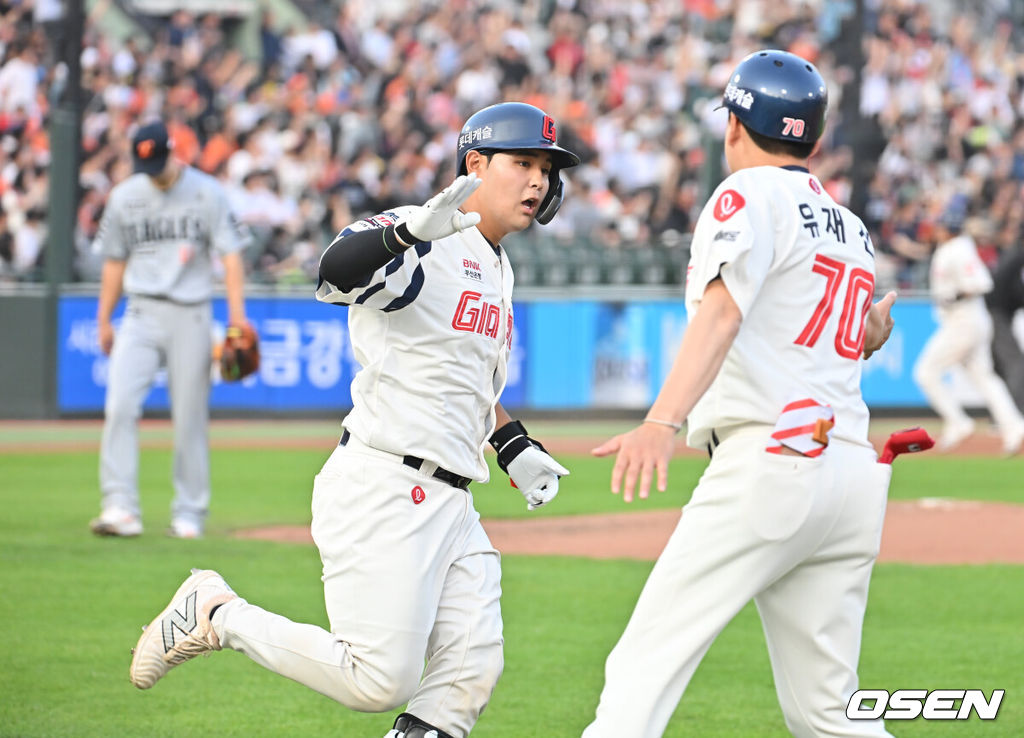 18일 부산 사직야구장에서 2025 신한 SOL 뱅크 KBO 리그 롯데 자이언츠와 한화 이글스의 경기가 열렸다. 홈팀 롯데는 홍민기가, 방문팀 한화는 엄상백이 선발 출전했다.롯데 자이언츠 박재엽이 2회말 2사 1,2루 좌월 3점 홈런을 치고 하이파이브를 하고 있다. 2025.06.18 / foto0307@osen.co.kr