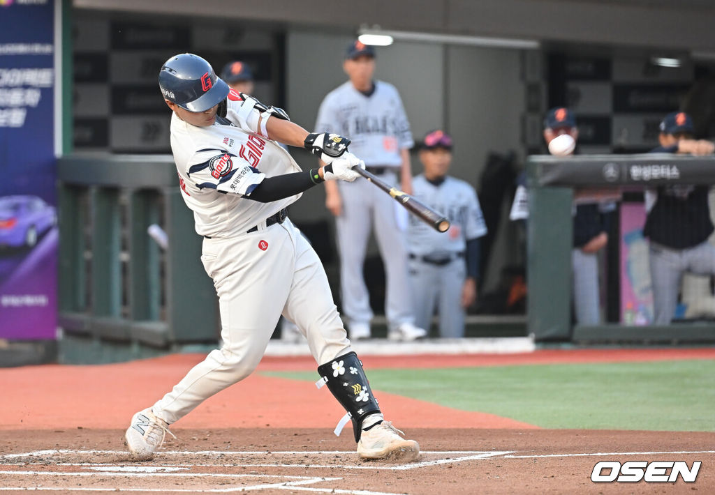 18일 부산 사직야구장에서 2025 신한 SOL 뱅크 KBO 리그 롯데 자이언츠와 한화 이글스의 경기가 열렸다. 홈팀 롯데는 홍민기가, 방문팀 한화는 엄상백이 선발 출전했다.롯데 자이언츠 박재엽이 2회말 2사 1,2루 좌월 3점 홈런을 치고 있다. 2025.06.18 / foto0307@osen.co.kr