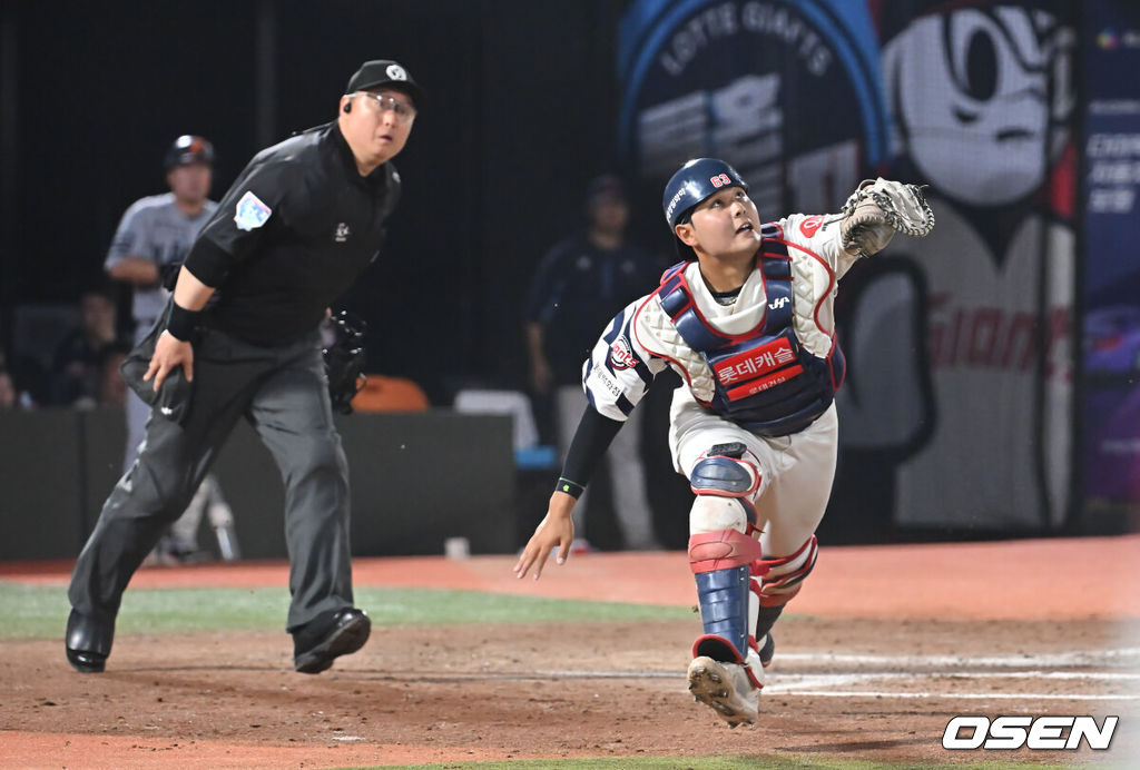 18일 부산 사직야구장에서 2025 신한 SOL 뱅크 KBO 리그 롯데 자이언츠와 한화 이글스의 경기가 열렸다. 홈팀 롯데는 홍민기가, 방문팀 한화는 엄상백이 선발 출전했다.롯데 자이언츠 박재엽이 8회초 무사 2루 한화 이글스 이원석의 파울 플라이볼을 잡고 있다. 2025.06.18 / foto0307@osen.co.kr