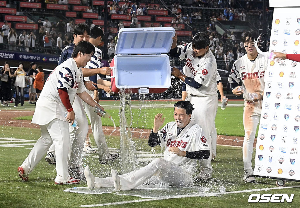 18일 부산 사직야구장에서 2025 신한 SOL 뱅크 KBO 리그 롯데 자이언츠와 한화 이글스의 경기가 열렸다. 홈팀 롯데는 홍민기가, 방문팀 한화는 엄상백이 선발 출전했다.롯데 자이언츠 김원중이 한화 이글스에 6-3으로 승리, 팀 최초 150 세이브를 달성하고 동료들의 축하 물세례를 받고 있다. 2025.06.18 / foto0307@osen.co.kr