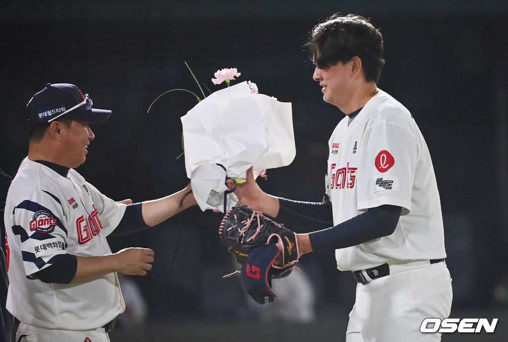 18일 부산 사직야구장에서 2025 신한 SOL 뱅크 KBO 리그 롯데 자이언츠와 한화 이글스의 경기가 열렸다. 홈팀 롯데는 홍민기가, 방문팀 한화는 엄상백이 선발 출전했다.롯데 자이언츠 김원중이 한화 이글스에 6-3으로 승리, 팀 최초 150 세이브를 달성하고 김태형 감독으로부터 축하 꽃다발을 받고 있다. 2025.06.18 / foto0307@osen.co.kr