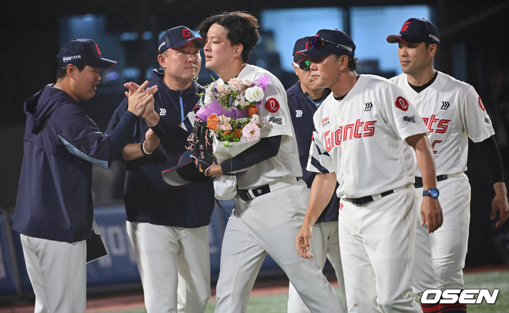 18일 부산 사직야구장에서 2025 신한 SOL 뱅크 KBO 리그 롯데 자이언츠와 한화 이글스의 경기가 열렸다. 홈팀 롯데는 홍민기가, 방문팀 한화는 엄상백이 선발 출전했다.롯데 자이언츠 김원중이 한화 이글스에 6-3으로 승리, 팀 최초 150 세이브를 달성하고 축하를 받고 있다. 2025.06.18 / foto0307@osen.co.kr