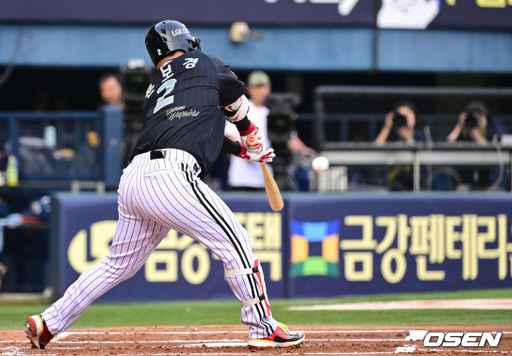 18일 오후 서울 잠실구장에서 ‘2025 신한 SOL BANK KBO리그’ LG 트윈스와 NC 다이노스의 경기가 열렸다.이날 LG는 치리노스를, NC는 김녹원을 선발투수로 내세웠다.1회몰 1사 2,3루 LG 문보경이 선취 1타점 희생타를 날리고 있다. 2025.06.18 /cej@osen.co.kr