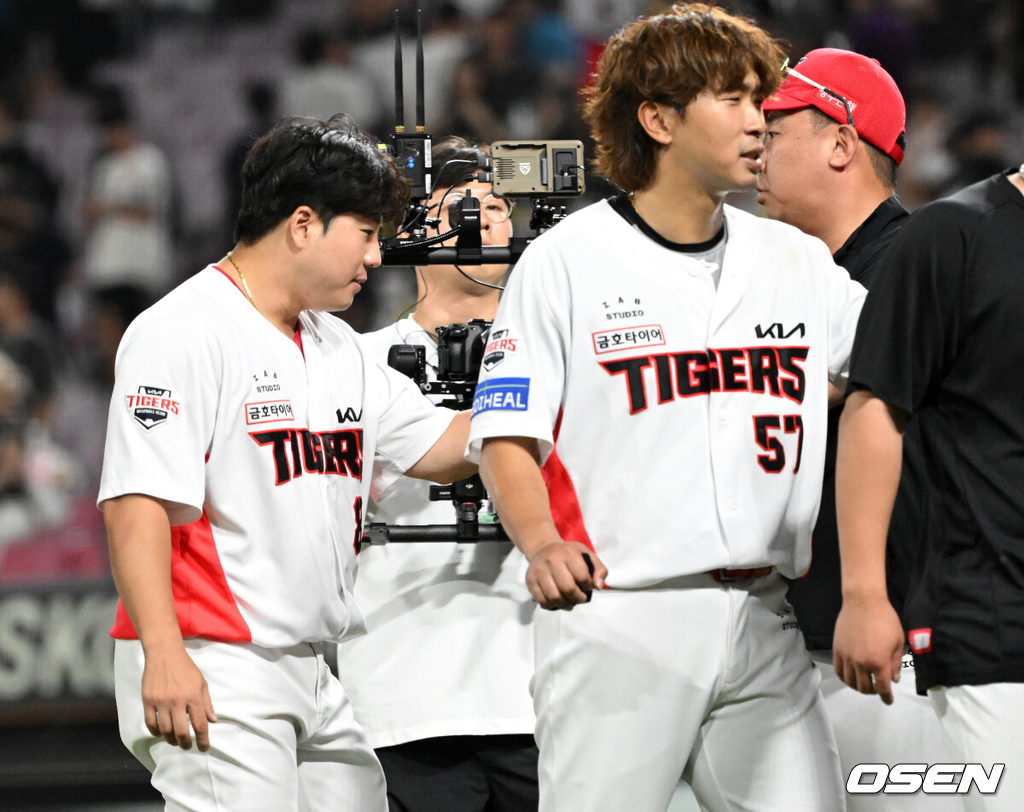 KIA 타이거즈가 파죽의 4연승을 따냈다.KIA는 18일 광주-기아 챔피언스필드에서 열린 '2025 신한은행 SOL bank KBO리그' KT 위즈와의 경기에서 5-3으로 역전승을 거두었다. 박찬호의 2타점 추격타, 위즈덤의 동점타, 대타 이창진의 역전 2타점 적시타가 빛났다.시즌 두 번째로 4연승을 질주했다. KT는 전날 헤이수스와 이날 소형준을 내고도 연패를 당했다.경기 종료 후 KIA 이창진이 이범호 감독과 승리의 기쁨을 나누고 있다. 2025.06.18 /sunday@osen.co.kr