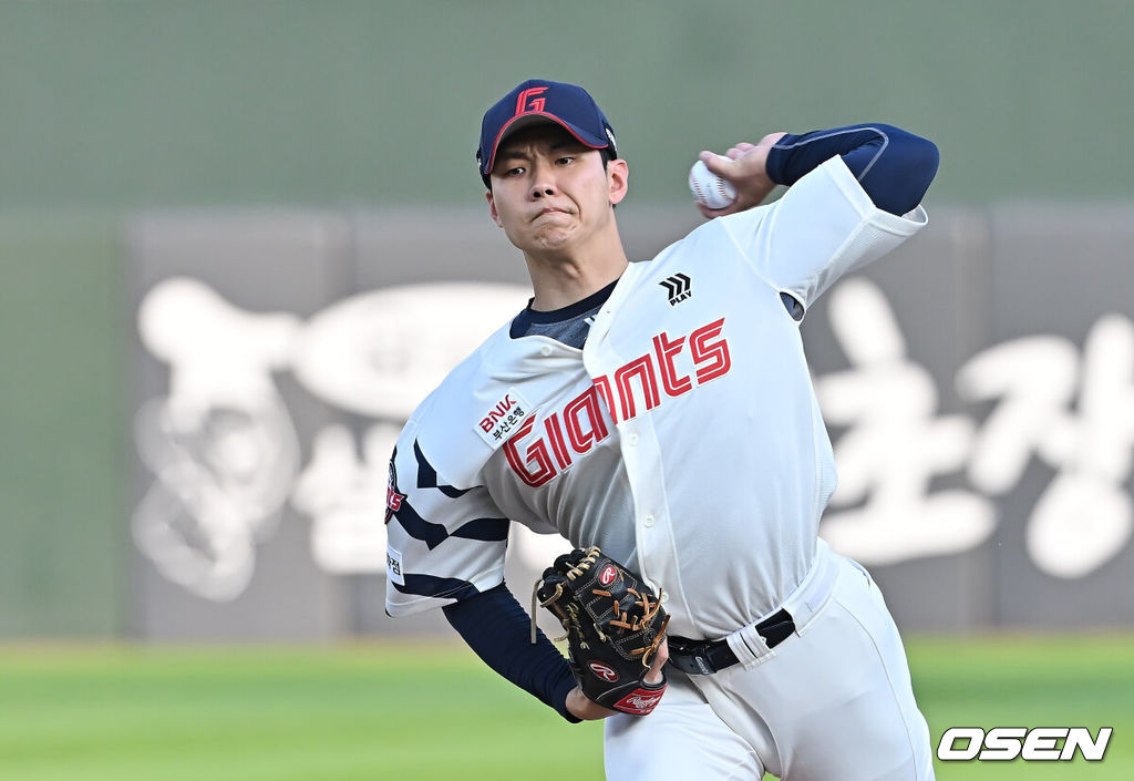 18일 부산 사직야구장에서 2025 신한 SOL 뱅크 KBO 리그 롯데 자이언츠와 한화 이글스의 경기가 열렸다. 홈팀 롯데는 홍민기가, 방문팀 한화는 엄상백이 선발 출전했다.롯데 자이언츠 선발 투수 홍민기가 역투하고 있다. 2025.06.18 / foto0307@osen.co.kr