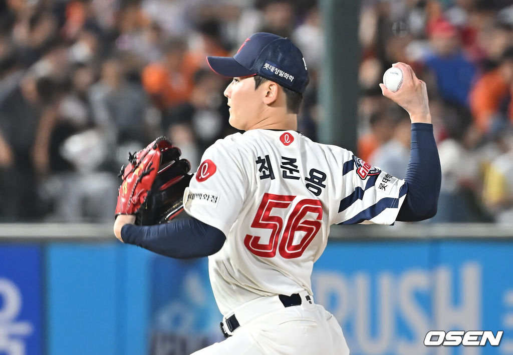 18일 부산 사직야구장에서 2025 신한 SOL 뱅크 KBO 리그 롯데 자이언츠와 한화 이글스의 경기가 열렸다. 홈팀 롯데는 홍민기가, 방문팀 한화는 엄상백이 선발 출전했다.롯데 자이언츠 최준용이 역투하고 있다. 2025.06.18 / foto0307@osen.co.kr